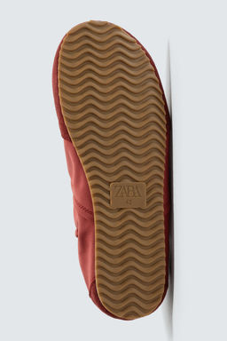 ZAPATILLA ESTILO RETRO / Rojo