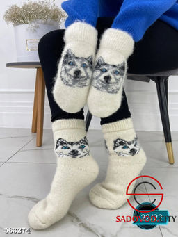 Шерстяные варежки и носки