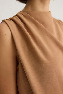 Trendyolmilla Ekru Buzgu Detayl? Bisiklet Yaka Kolsuz Dokuma Bluz TWOSS24BZ00343 фото 9