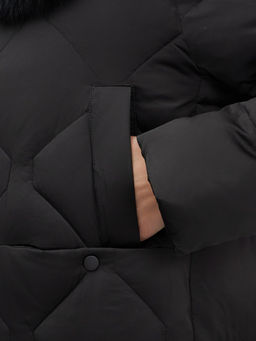 Пальто зимнее утепленное с мехом и капюшоном тренд черного цвета 7753Ch - Visdeer фото 10