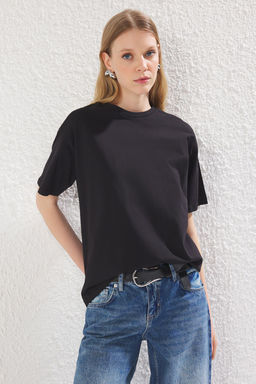 Siyah %100 Kal?n Pamuklu Fermuar Detayl? Relaxed/Rahat Kal?p Orme T-Shirt TWOSS24TS00272