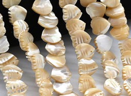 Бусины из перламутра Рыбка 12*12мм, цв.кремовый, 39см, 44 бусины Радуга камня