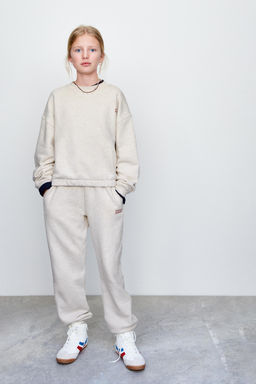 CONJUNTO SUDADERA Y PANTAL?N FELPA TEXTO / Arena / Vigor? - Zara фото 9