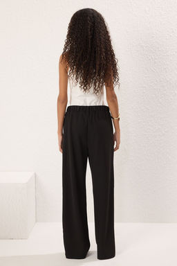 TRENDYOLMILLA Siyah Kemer Detayl? Wideleg/Genis Kesim Pantolon TWOSS25PL00059