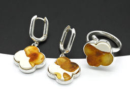 Комплект Клевер 18*18мм с янтарём мозаика в посеребрении цв.молочный, 5г