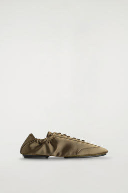 ZAPATILLAS BAILARINAS SATINADAS CON ANTE