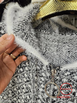 Жилетка на молнии с капюшон