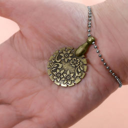 Резак для ниток, с цепочкой на руку, 3×4.5 см, цвет бронзовый