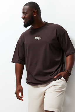 Trendyolmilla Man Buyuk Beden Koyu Kahverengi Oversize Hayvan Bask? ve Nak?sl? %100 Pamuklu T-Shirt TMNSS24BF00018