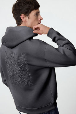 Antrasit Oversize/Genis Kesim S?rt? Nak?s Detayl? Kapusonlu Sweatshirt TMNAW25SW00142