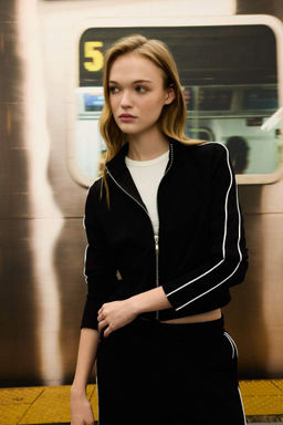 Базовый кардиган из модала с приталенным воротником-стойкой и простой застежкой-молнией