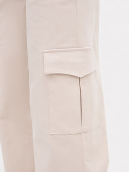 Свободные брюки карго молочного цвета с тесьмой в поясе молочный 182447 - Mark formelle фото 6