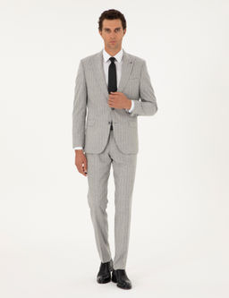 Светло-серый приталенный костюм