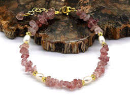 Браслет из крошки клубничного кварца с жемчужинами, 18см