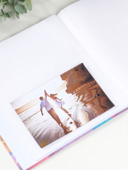 Фотоальбом на 80 фото 10х15 см "Малышка с косичками, с мишкой" в коробке 5х19х22,8 см