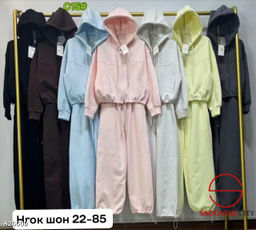 Спортивный женский костюм