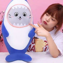 Мягкая игрушка Котик в костюме акулы 60 см - Storyland фото 2