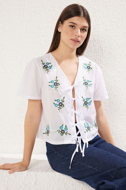 TRENDYOLMILLA Beyaz Nak?s Ve Baglama Detayl? Regular Normal Kal?p Dokuma Gomlek TWOSS25GO00080  фото 2