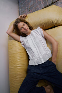 BLUSA ENTREDOSES VOLANTES / Blanco