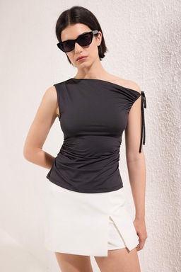 Trendyolmilla Siyah FItted Baglama ve Buzgu Detayl? Kolsuz Esnek Orme Bluz TWOSS25BZ00549