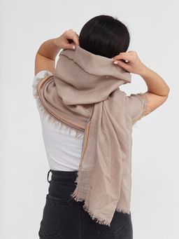 в составе шерсть  Легкий,мягкий палантин из новой необычной ткани елочка