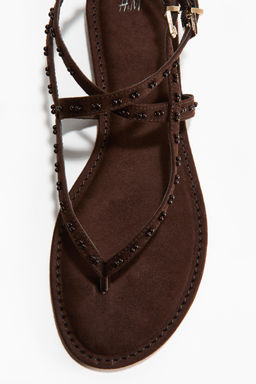 Sandalias de tiras con cuentas decorativas