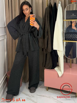 Шерстяной женский костюм