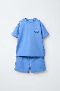 CONJUNTO CAMISETA Y BERMUDA TEXTO / Azul claro