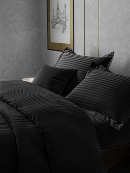 Постельное белье сатин страйп с простыней на резинке в подарочной упаковке - Черный Евро с прост.на резинке 180*200*25 (нав.70х70)