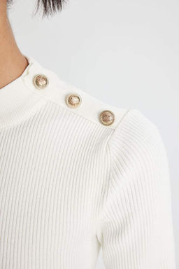 Базовое белое мини-платье в рубчик с прямыми пуговицами и приталенным полуводолазкой - Defacto фото 5