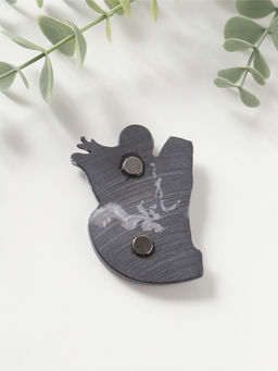 Магнит "Шаман в шкуре медведя с бубном и олень" (барельеф) 7,5см