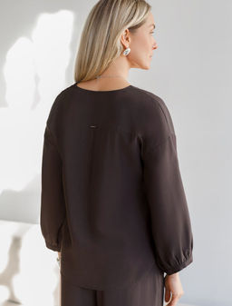 Укороченная блузка с V вырезом из плотного лиоцелла