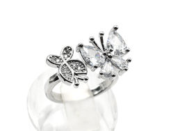 Кольцо бабочка 20*12мм цв.хрусталь Радуга камня