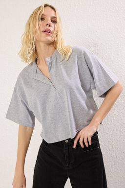 TRENDYOLMILLA Bordo Relaxed/Rahat Kal?p Crop Truvakar Kol C?tc?tl? Orme T-Shirt TWOSS25TS00021