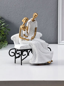 Сувенир полистоун "Родители с малышом на диванчике" бело-золотой 12,5х18х22,5 см