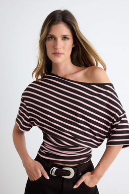 Kahverengi _izgili Fitted Kay_k Yaka K_sa B_zg_l_ Crop Yumu_ak _rme T-Shirt TWOSS26TS00286