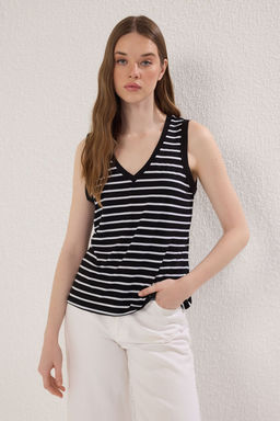 TRENDYOLMILLA Siyah Cizgili Regular/Normal Kal?p V Yaka Orme Atlet TWOSS25AL00033