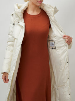 Пальто утепленное стеганное зимнее с капюшоном женское бежевого цвета 9611B - Mtforce фото 16