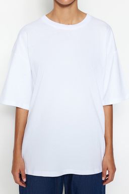 Beyaz %100 Kal?n Pamuklu Premium Oversize/Genis Kal?p Bisiklet Yaka Orme T-Shirt TWOSS23TS00040