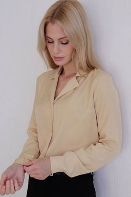 10787 Блуза с английским воротником в палевом оттенке