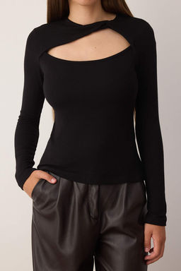 Siyah Cut Out Detayl? Vucuda Oturan Yumusak Tuseli Esnek Orme Bluz TWOAW26BZ00126