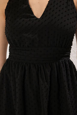 TRENDYOLMILLA Siyah Puantiyeli Etegi Belden Ac?lan S?rt Detayl? Mini Dokuma Elbise TWOSS25EL00425