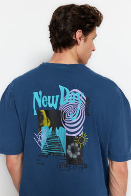 TRENDYOL MAN Indigo Oversize/Genis Kesim Eskitme/Soluk Efekt Mistik Bask?l? %100 Pamuklu T-Shirt TMNSS22TS0838