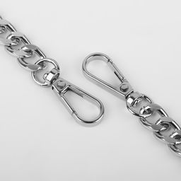 Ручка для сумки, с плоскими цепочками и карабинами, 120×3 см, цвет чёрный, серебряный