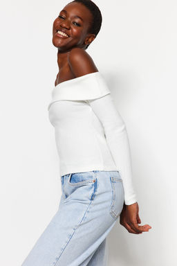 Trendyolmilla Ekru Triko Gorunumlu Carmen Yaka Fitted/Vucuda Oturan Crop Orme Madonna Yaka Bluz TWOAW24BZ00180