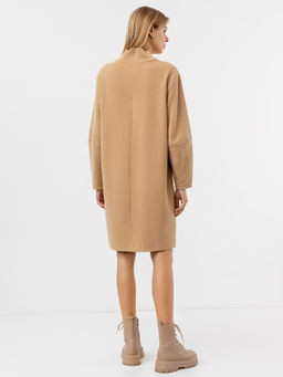 Однотонное платье из селаника с воротником-стойкой песочного оттенка