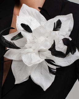 Премиальная Брошь с проволокой в шелковых лепестках и перышками