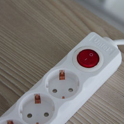 S-GSU5-3 WHITE Cетевой фильтр серии Universal, 3м (Пвс 3*0,75), 5 гнезд, с/з. 10А. Защита от перенапряжения, короткого замыкания. TM Uniel.