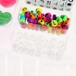 Набор для творчества Создай своё украшение, 600 бусин и шармов