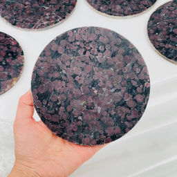 Подставка декоративная из Граната с Арфведсонитом